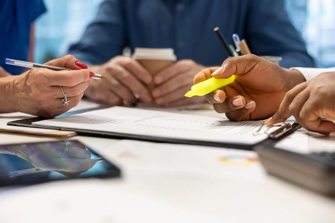 Финансовый консультант-эксперт выделяет условия в договоре пенсионного плана.