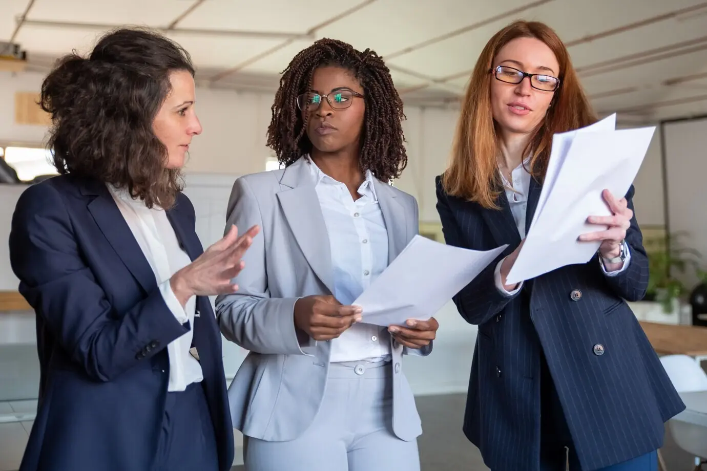 Зрелый коллега разъясняет детали нового проекта.